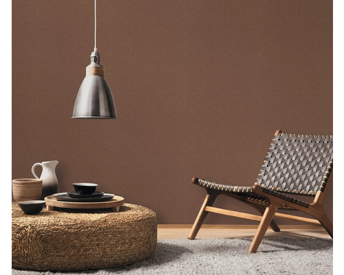 Wohnzimmer mit Pendelleuchte, Sitzgelegenheit und Dekoration auf einem Tisch