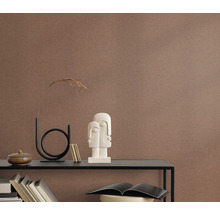 Nahaufnahme einer strukturierten Wandtapete im Innenraum