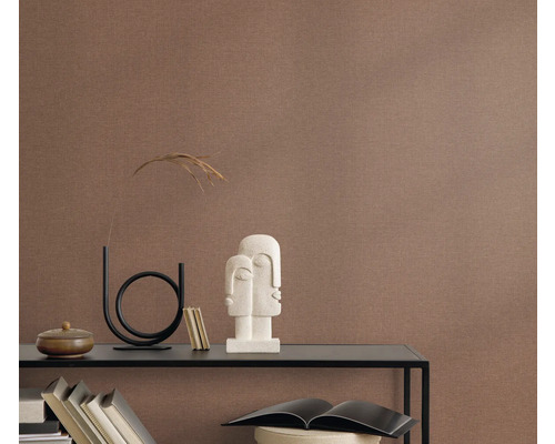 Nahaufnahme einer strukturierten Wandtapete im Innenraum