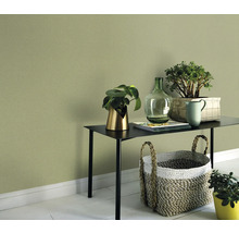 Wandgestaltung mit Pflanzen auf einem Tisch und einem Korb