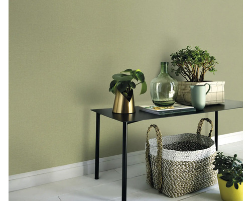 Wandgestaltung mit Pflanzen auf einem Tisch und einem Korb