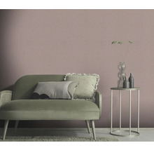 Wohnzimmer mit Sofa, Tisch und Textiltapete