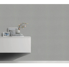 Wohnraum mit grauer Tapete, Sideboard und Dekoration