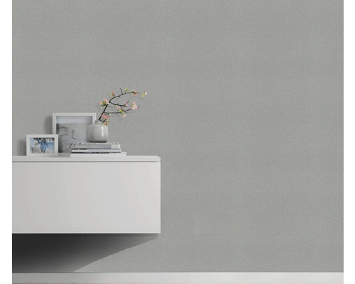 Wohnraum mit grauer Tapete, Sideboard und Dekoration