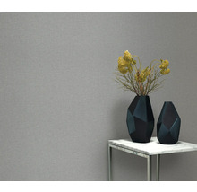 Strukturierte Tapete mit geometrischen Vasen und Blumendekoration auf einem Tisch