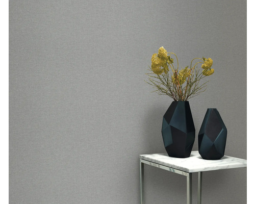 Strukturierte Tapete mit geometrischen Vasen und Blumendekoration auf einem Tisch