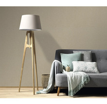 Wohnzimmer mit Stehlampe und Sofa vor einer strukturierten Tapete