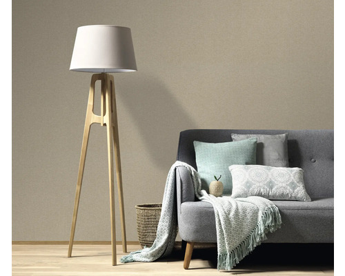 Wohnzimmer mit Stehlampe und Sofa vor einer strukturierten Tapete