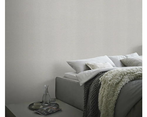 Wandgestaltung mit Tapete in Schlafzimmer mit Bett und Nachttisch