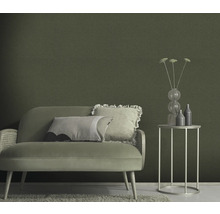 Wohnzimmer mit Sofa, Beistelltisch und grüner Wandtapete