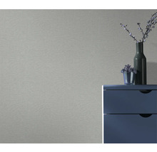 Textiltapete im Innenraum mit Kommode und Dekoration