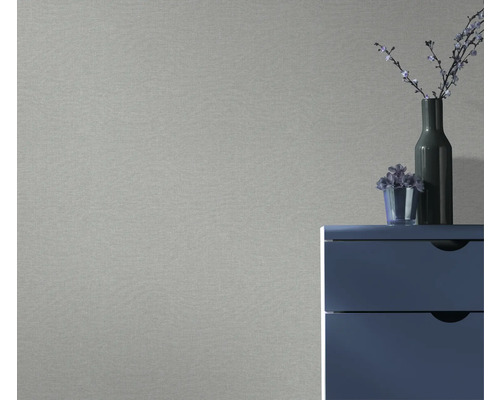 Textiltapete im Innenraum mit Kommode und Dekoration