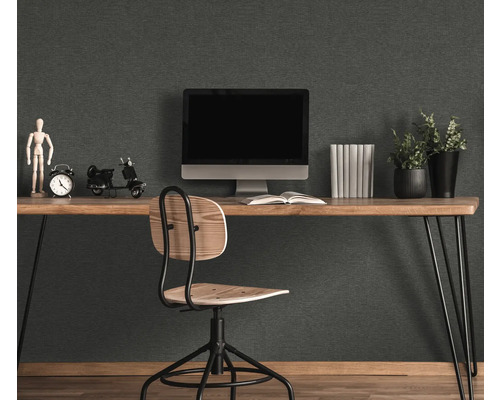 Ein Arbeitszimmer mit einem Schreibtisch aus Holz, einem Stuhl und einem Computer