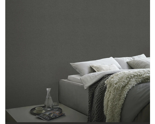 Schlafzimmer mit Textiltapete, Bett und Nachttisch