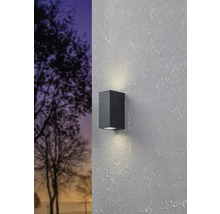 Moderne Außenwandleuchte aus Metall an einer Hauswand