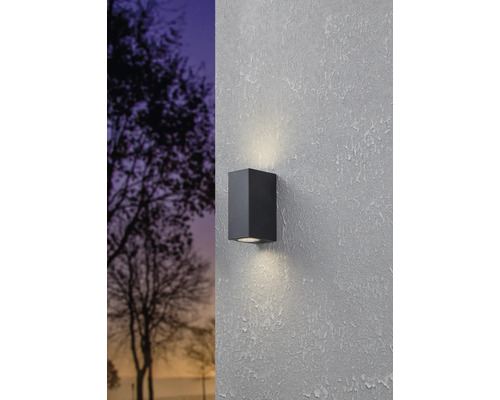 Moderne Außenwandleuchte aus Metall an einer Hauswand