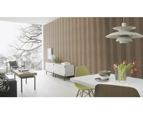 Heller Wohnraum mit gestreifter Tapete, Esstisch, Sideboard und großer Fensterfront