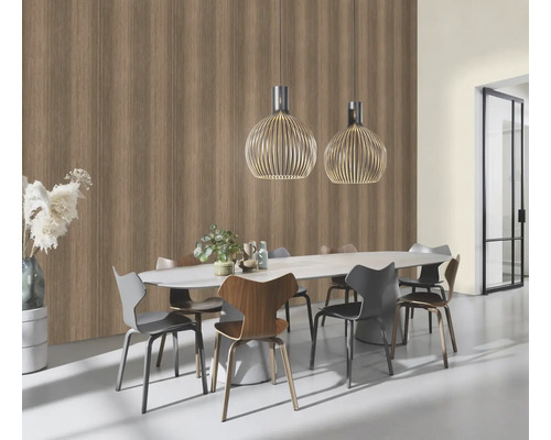 Esszimmer mit Esstisch, Stühlen und Pendelleuchten vor einer Wand mit Holzoptik-Tapete