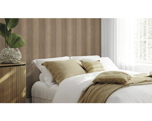 Schlafzimmer mit Holzwandpaneel, Bett und Nachttisch