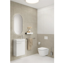 Helles Badezimmer mit Waschtisch, Spiegel, Toilette und Handtuchhalter
