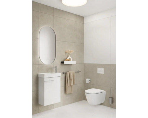 Helles Badezimmer mit Waschtisch, Spiegel, Toilette und Handtuchhalter