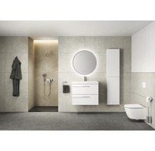 Badezimmer mit Dusche, Waschtisch mit Spiegel, Toilette und Bademantel