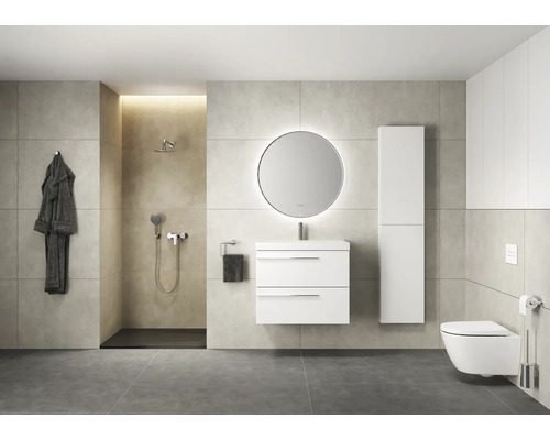 Badezimmer mit Dusche, Waschtisch mit Spiegel, Toilette und Bademantel