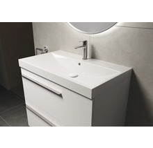 Weißer Waschtisch mit Waschbecken und Armatur im Badezimmer