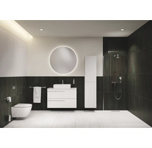 Modernes Badezimmer mit Toilette, Waschtisch, Spiegel und Dusche