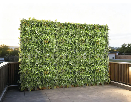Große grüne Pflanzenwand auf einer Terrasse mit Fliesen