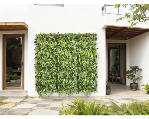 Dekorative grüne Pflanzenwand an einer Hausfassade für den Außenbereich.