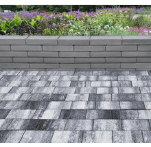 Gartenmauer aus Betonsteinen mit Pflastersteinen