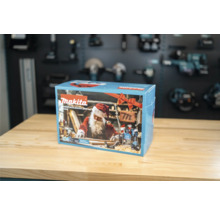 Makita Adventskalender 2025 auf einem Holztisch