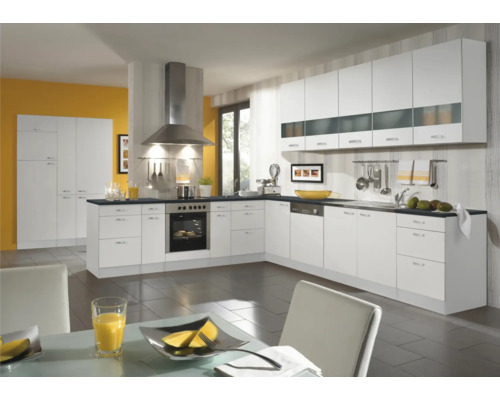 Helle Küche mit weißen Schränken und dunkler Arbeitsplatte