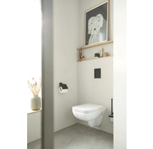 Helles Badezimmer mit hängendem WC, Regal und dekorativen Elementen