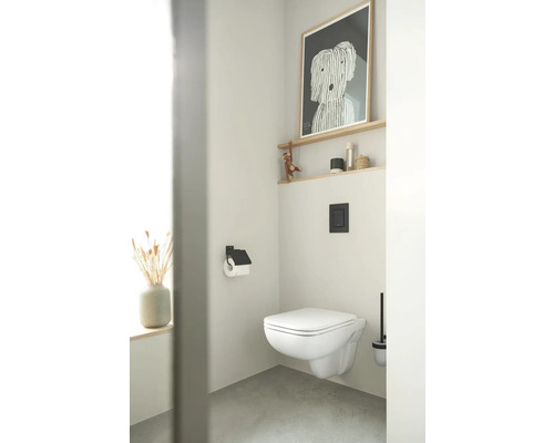 Helles Badezimmer mit hängendem WC, Regal und dekorativen Elementen