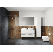 Modernes Badezimmer mit Dusche, Doppelwaschtisch, Spiegel und Toilette.