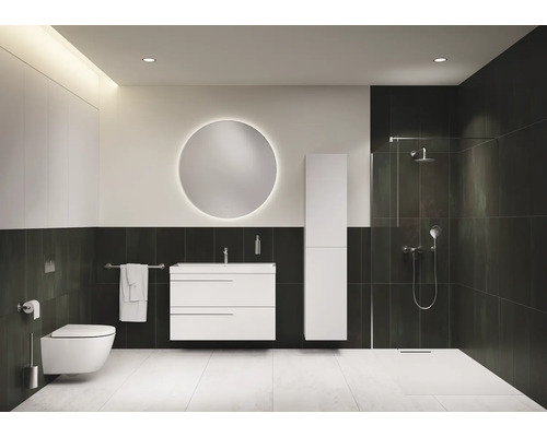 Modernes Badezimmer mit Toilette, Waschtisch, Spiegel, Schrank und Dusche