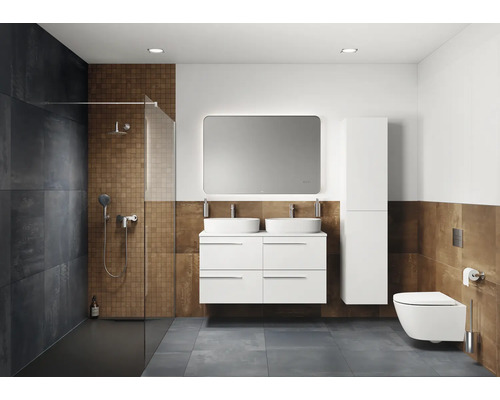Helles Badezimmer mit Dusche, Doppelwaschbecken, Spiegel, Toilette und Badezimmermöbeln