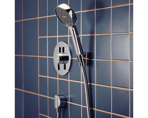 Brausegarnitur mit Handbrause und Thermostatarmatur an einer gefliesten Wand