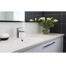 Modernes Badezimmer mit Waschtisch, Armatur und Spiegel