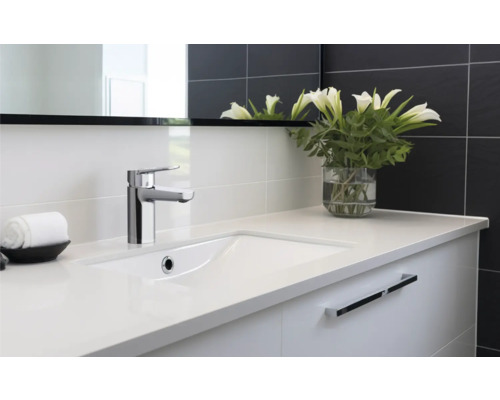 Modernes Badezimmer mit Waschtisch, Armatur und Spiegel