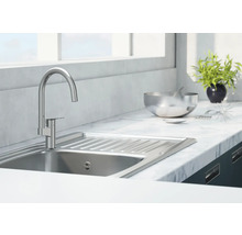 Küchenspüle mit Armatur auf einer Arbeitsplatte