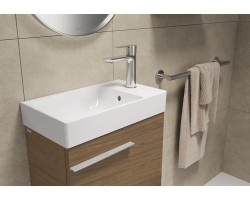 Waschtisch mit Armatur und Handtuchhalter im Badezimmer