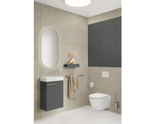 Modernes Badezimmer mit Waschtisch, Spiegel, Toilette und Fliesen