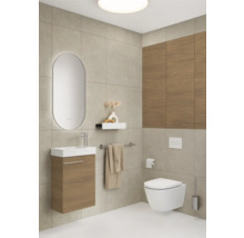 Helles Badezimmer mit Waschtisch, Spiegel, Toilette und Handtuchhalter