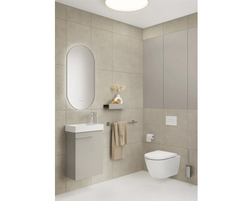 Modernes Badezimmer mit Waschbeckenunterschrank, Spiegel, Toilette und Handtuchhalter.