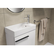 Waschtischunterschrank mit Waschbecken, Armatur und Handtuchhalter im Badezimmer
