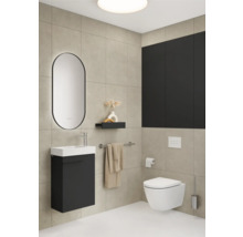 Badezimmer mit Waschbecken, Spiegel, Toilette und Handtuchhalter