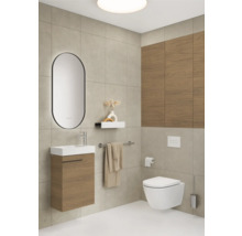 Helles Badezimmer mit Waschbecken, Spiegel, Toilette und Handtuchhalter